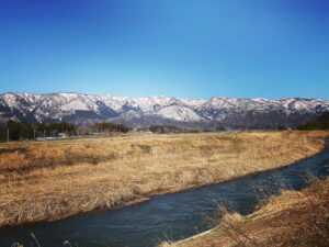 高島市雪解けの山