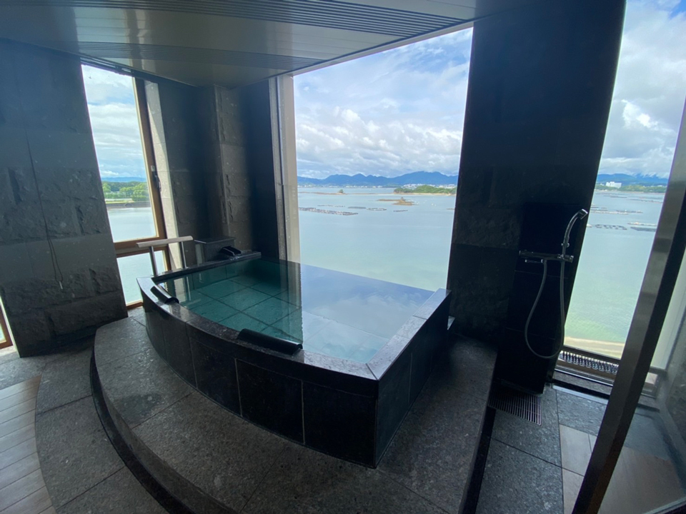 ホテル川久オープンテラスデッキ・天然温泉露天風呂付の最上級スイート