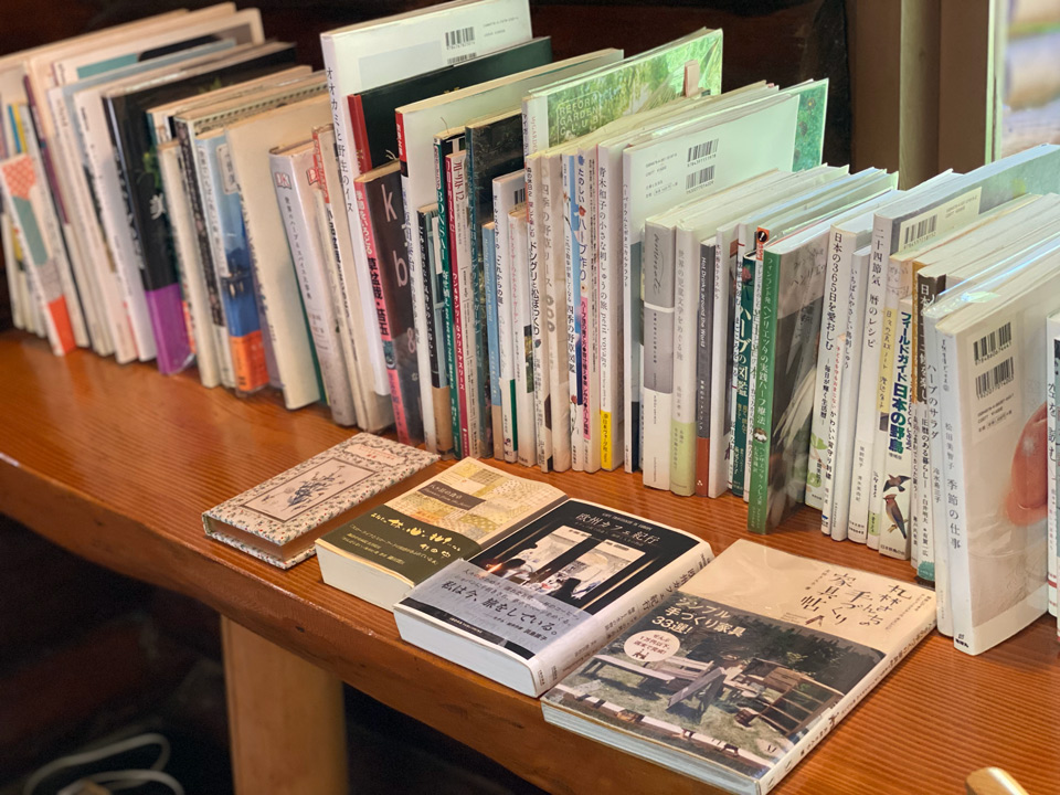 高槻市お菓子と森のカフェ『フォレ』の店内に置いてある本