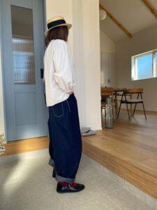 50代が着るワイドデニム