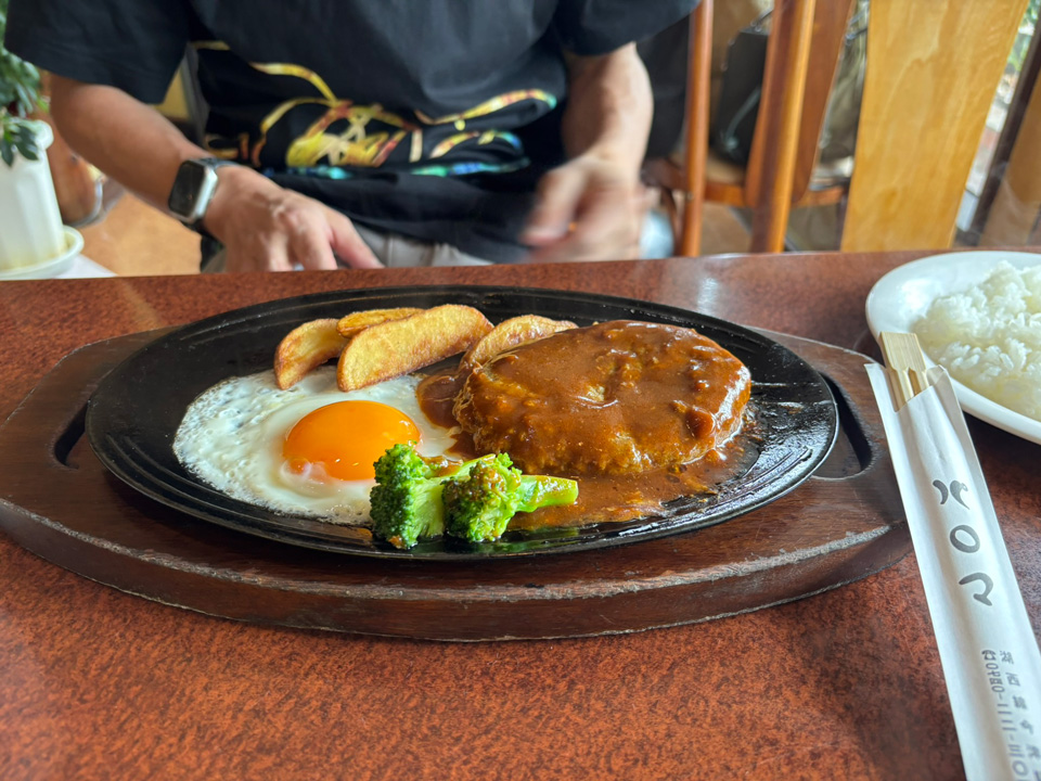 高島市近江今津駅喫茶パロマの手作りハンバーグ