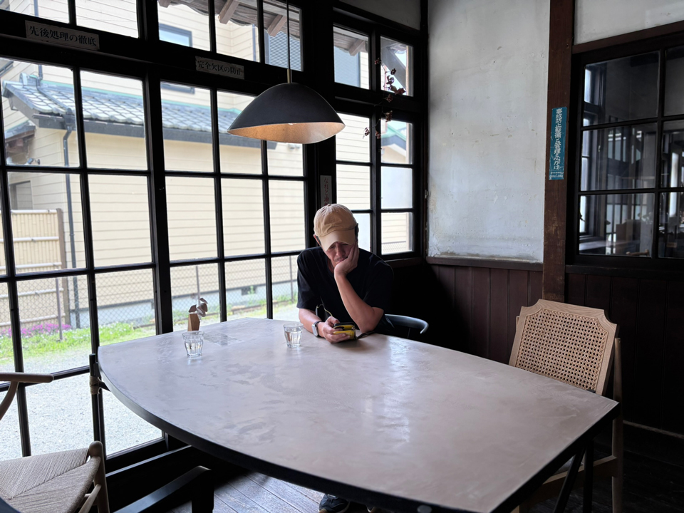 昭和レトロカフェ喫茶分室の内装・インテリアテーブル
