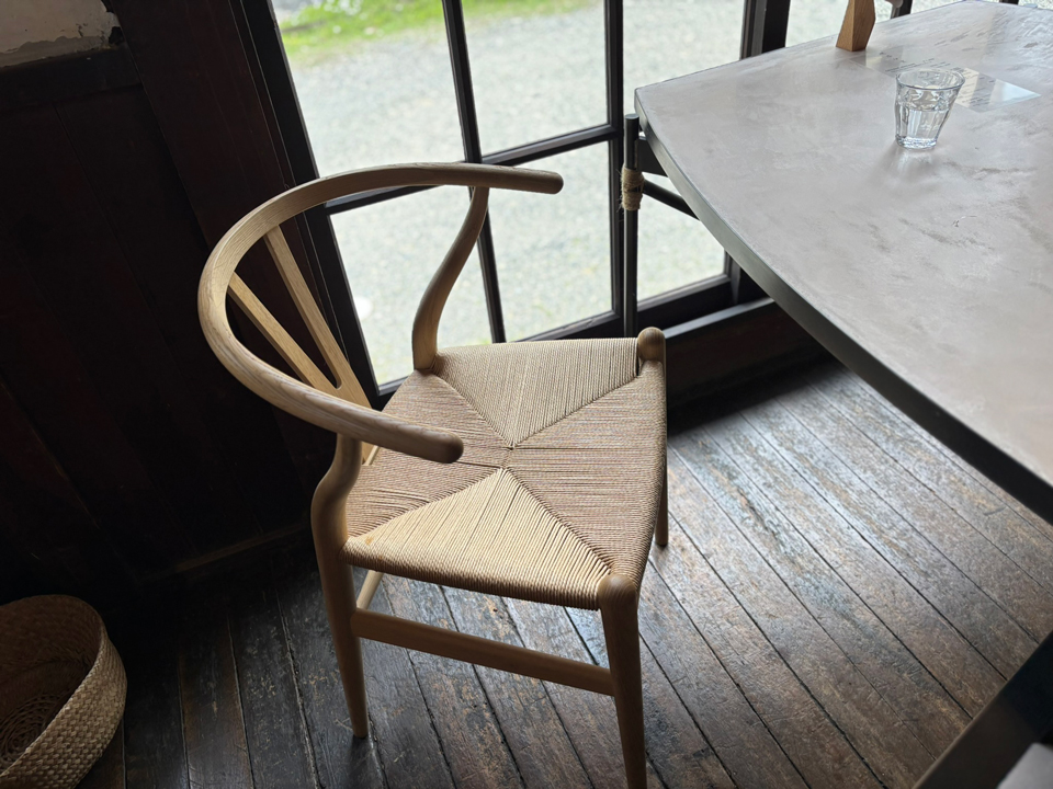 昭和レトロカフェ喫茶分室の内装Yチェア